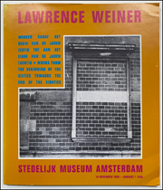 LAWRENCE WEINER: WERKEN VANAF HET BEGIN VAN DE JAREN ZESTIG TOT AAN HET EINDE VAN DE JAREN TACHTIG / WORKS FROM THE BEGINNING OF THE SIXTIES TOWARDS THE END OF THE EIGHTIES. [WAT OP DE TAFEL STAAT STATT OP DE TAFEL / WHAT IS SET UPON THE TABLE SITS UPON THE TABLE]